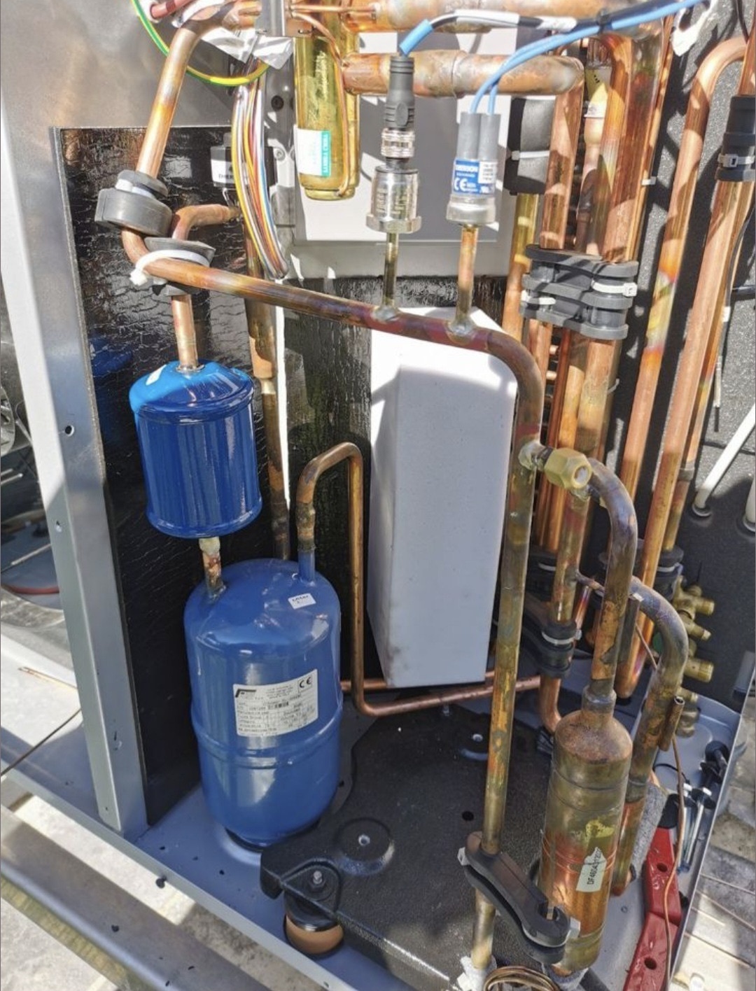 услуги по ремонту и обслуживанию кондиционеров, услуга по заправке кондиционера, дополнительные работы эвакуация хладона